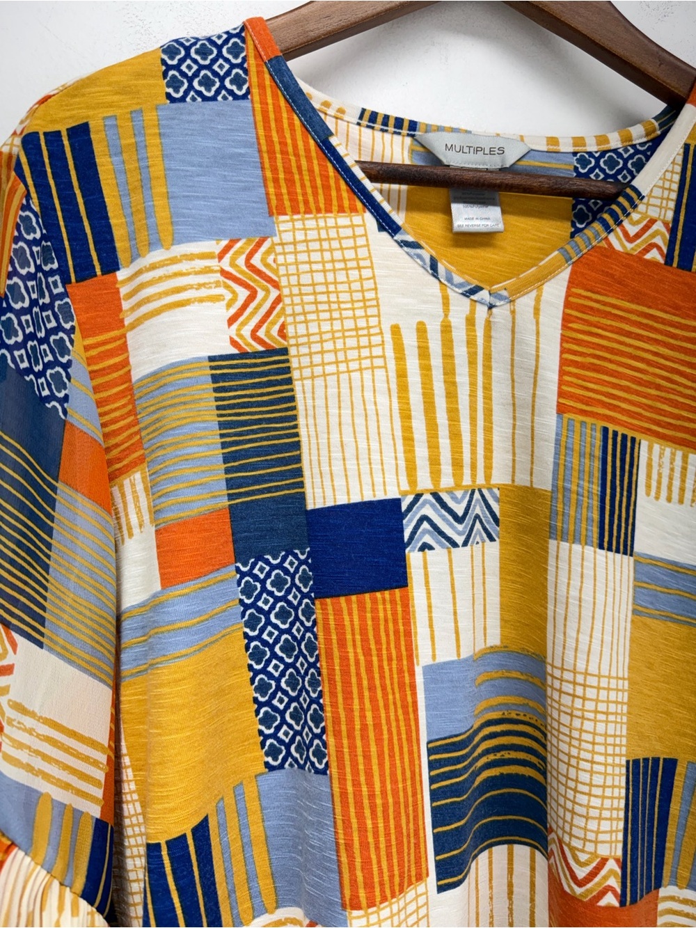 Multiples size XL Women’s Multicolor Geometric Pleated 3/4 Sleeve V-neck Top - Picture 2 of 5